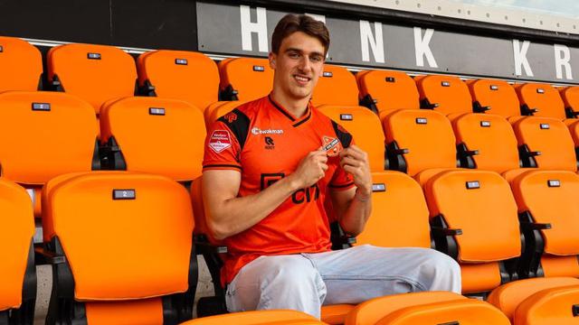 Calon striker naturalisasi Timnas Indonesia, Mauro Zijlstra, mendapatkan kontrak profesional pertamanya.