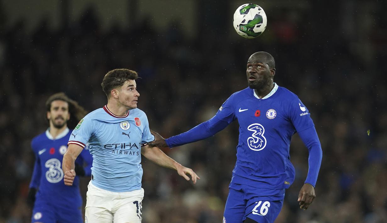 Selang empat menit, Manchester City sukses mencetak gol kedua. Julian Alvarez mecatatkan namanya di papan skor usai meneruskan bola muntah hasil tembakan Riyad Mahrez yang gagal ditepis sempurna oleh Edouard Mendy. Tak ada lagi gol tambahan hingga babak kedua rampung. (AP/Dave Thompson)