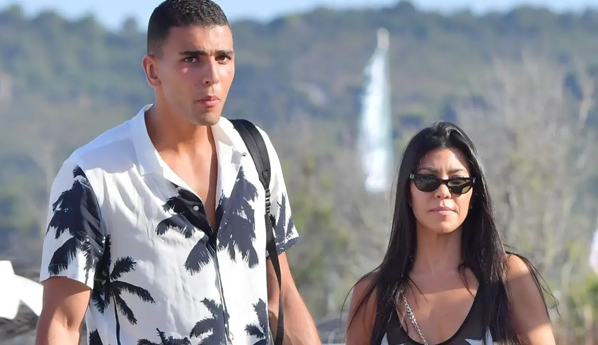 Bagi Kourtney Kardashian, Younes sangat luar biasa, manis, pintar, dan juga sangat romantis. (Youtube)