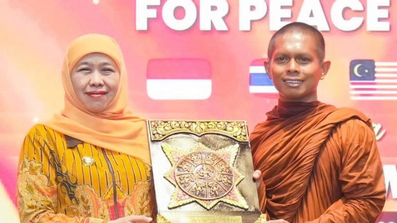 Khofifah Serukan Penguatan Persaudaraan Waisak 2026, Fondasi Perdamaian Dunia