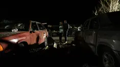 Dmytro Nechvolot, yang kehilangan ayahnya berdiri bersama istrinya Lida Nechvolot di antara dua mobil yang hancur di lokasi serangan roket Rusia yang menewaskan 51 orang di Desa Hroza dekat Kharkiv, Ukraina, Kamis (5/102023). Para pejabat Ukraina mengatakan sebanyak 51 warga sipil tewas dalam serangan roket Rusia terhadap toko dan kafe desa di bagian timur negara itu dalam salah satu serangan paling mematikan dalam beberapa bulan terakhir. (AP Photo/Alex Babenko)