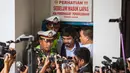 Manny Pacquiao dikawal petugas usai menjenguk Mary Jane di Lapas Wirogunan, Yogyakarta, Jumat (10/7/2015). Ini kali pertama Manny Pacquiao mengunjungi terpidana mati Mary Jane. (AFP/ Suryo Wibowo)