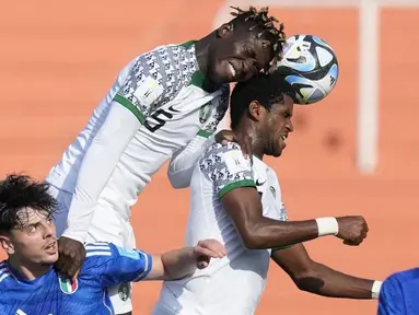 Pemain Nigeria, Solomon Agbalaka dan Abel Ogwuche duel udara dengan pemain Italia, Giuseppe Ambrosino, pada laga Grup D Piala Dunia U-20 2023 di Stadion Malvinas Argentina, Kamis (25/5/2023). Nigeria menang dua gol tanpa balas. (AP Photo/Natacha Pisarenko)