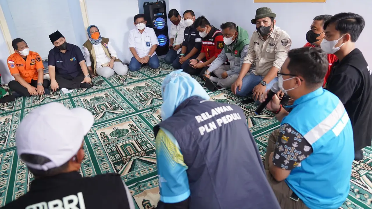 Menteri BUMN Erick Thohir mengunjungi korban terdampak erupsi Gunung Semeru, Jawa Timur, pada Minggu (12/12/2021).