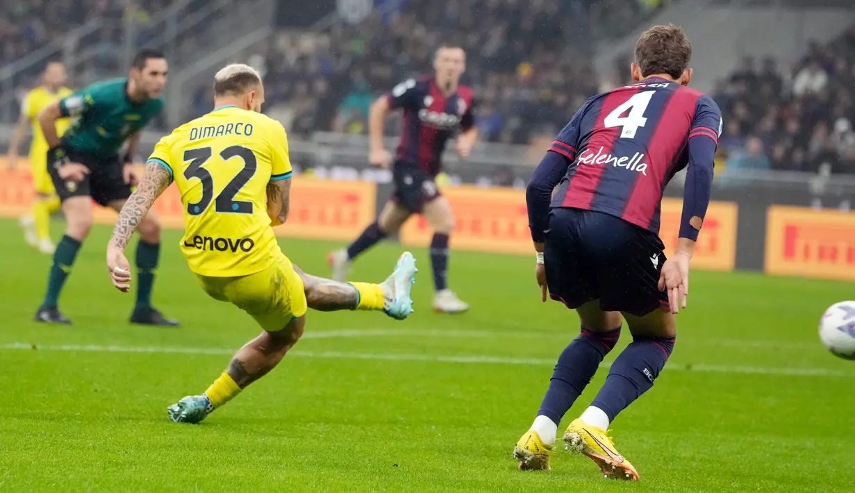 Pemain Inter Milan Federico Dimarco (kiri) mencetak gol ke gawang Bologna pada pertandingan sepak bola Liga Italia di Stadion San Siro, Milan, Italia, 9 November 2022. Inter Milan mengalahkan Bologna dengan skor 6-1. (AP Photo/Luca Bruno)
