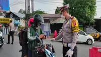 Jajaran Lantas Polres Cirebon Kota menggelar pra penyekatan di pertigaan Kedawung Pantura Cirebon kepada pengendara yang mudik di awal. Foto (Liputan6.com / Panji Prayitno)