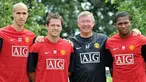 Bos Manchester United, Sir Alex Ferguson (sweater hitam) berpose dengan pemain barunya: Michael Owen, Antonio Valencia dan Gabriel Obertan pada 13 Juli 2009 di pusat latihan tim di Carrington, Manchester. AFP PHOTO/NEIL JONES