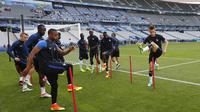 Laurent Koscielny (kanan) dan Patrice Evra melakukan pemanasan bersama rekan-rekannya pada sesi latihan resmi jelang laga perdana Piala Eropa 2016 kontra Rumania, di Stade de France, Jumat (9/6/2016). Prancis diunggulkan untuk menekuk Rumania.  (Reuters/D