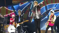 Band Veteran asal Inggris The Rolling Stones mengelar konser bertajuk "Amerika Latin Ole Tour" di Santiago, Chili (3/2). The Rolling Stones memberikan fans kesempatan memilih satu lagu pada konser melalui polling online. (REUTERS/Rodrigo Garrido)