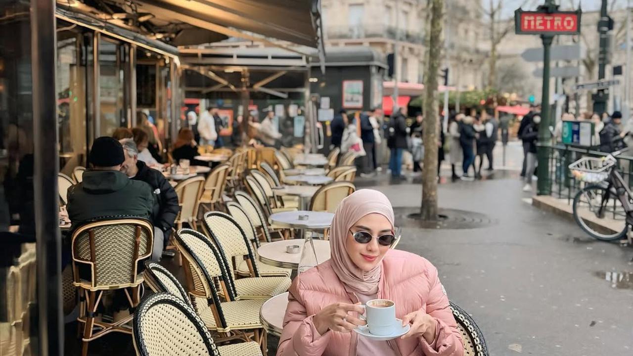 7 Potret Syahnaz Sadiqah Liburan ke Paris, Gaya Elegan - Amy Qanita Kenakan Jaket Bulu-Bulu