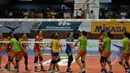 Para pemain putri Jakarta Pertamina Energi dan Jakarta Electric PLN bersalaman usai bertanding di Pertamina Proliga 2015, di Hall A Senayan, Jakarta, Minggu (21/3/2015). (Liputan6.com/Johan Tallo)