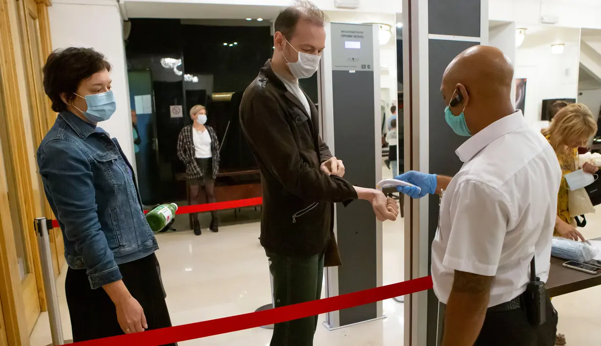 Sejumlah penonton menjalani pengecekan suhu tubuh sebelum memasuki sebuah teater di Moskow, Rusia, pada 3 September 2020. Teater-teater di Moskow membuka kembali musim pertunjukan setelah beberapa bulan ditutup akibat pandemi COVID-19. (Xinhua/Alexander Zemlianichenko Jr)