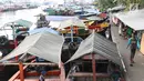 Sejumlah perahu nelayan bersandar di Tanjung Priok, Jakarta, Senin (17/7). Para nelayan tersebut mengandalakan penyewaan perahu bagi warga Jakarta untuk wisata dan memancing di teluk Jakarta berkisar Rp 800 ribu. (Liputan6.com/Angga Yuniar)
