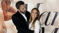 Ben Affleck dan Jennifer Lopez menghadiri pemutaran khusus film Marry Me pada 8 Februari 2022 di Los Angeles, California, Amerika Serikat. (Frazer Harrison/Getty Images/AFP)