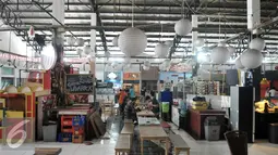 Anak Muda - Pasar Santa yang pernah bersinar karena menjadi lahan bisnis anak-anak muda ibukota di Jakarta Selatan kini tak ramai lagi. Beberapa kios telah tutup, pengunjung pun tak seramai dulu. (Liputan6.com/Yoppy Renato)