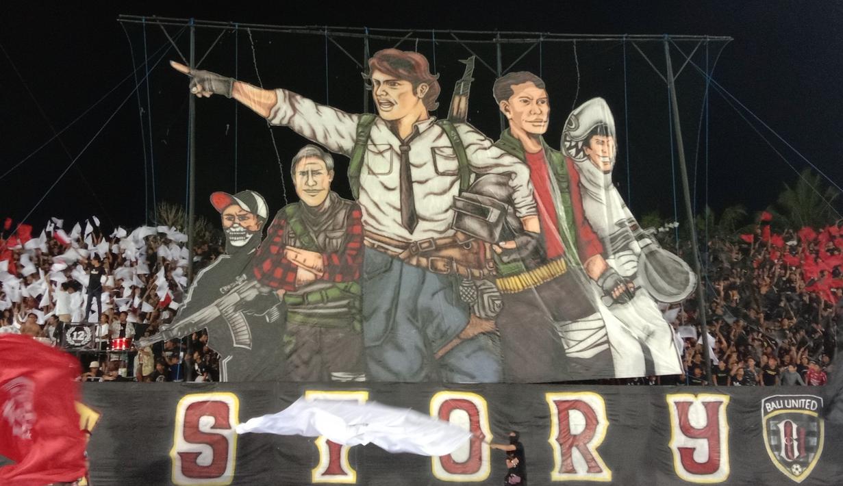 Suporter Bali United merayakan gelar juara Liga 1 2019 dengan menampilkan spanduk raksasa di Stadion Kapten I Wayan Dipta, Bali, Minggu (22/12). Bali berada di peringkat satu dengan meraih 64 poin. (Bola.com/Aditya Wany)