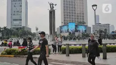 Aktivitas warga di kawasan Bundaran Hotel Indonesia (HI) Jakarta, Minggu (13/10/2024). (Liputan6.com/Angga Yuniar)
