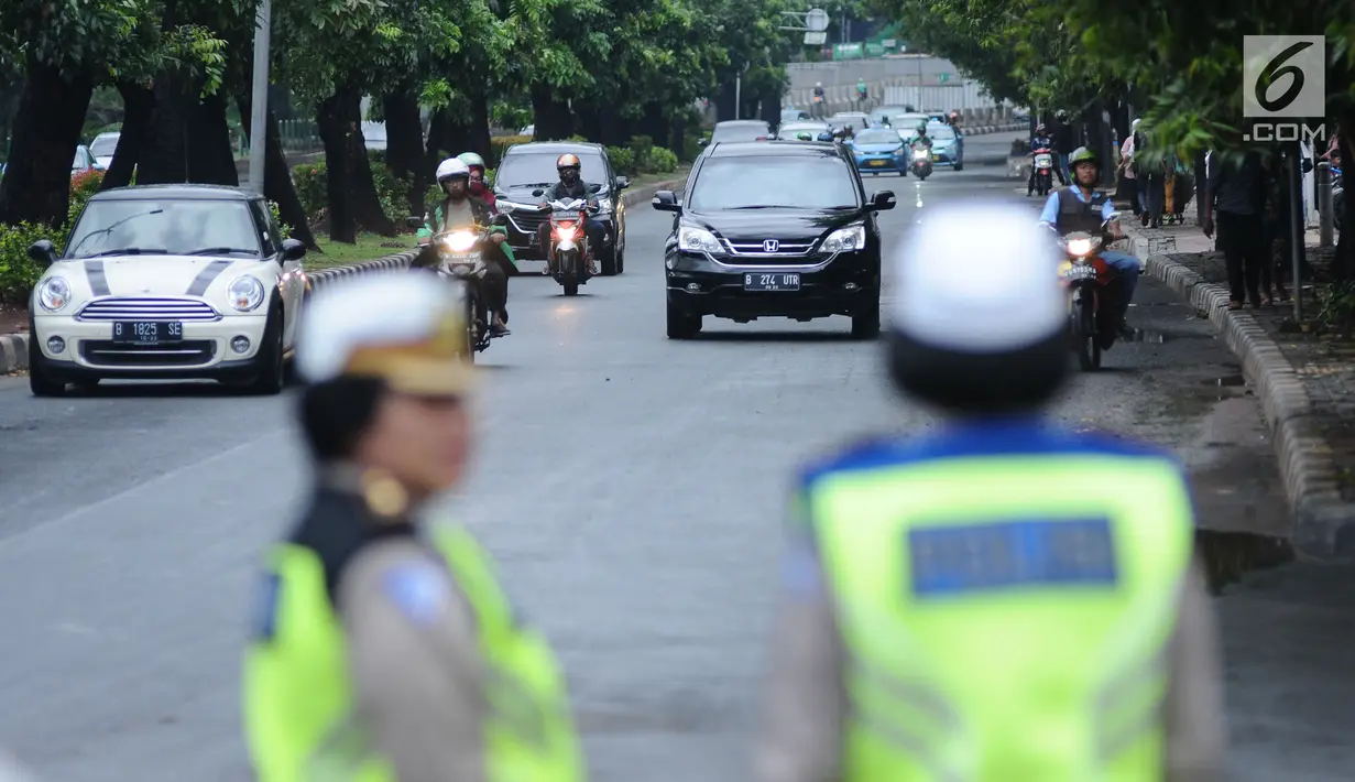 Sejumlah kendaraan melintas saat pengalihan arus di Jalan Jenderal Sudirman, Jakarta, Minggu (31/12). Pengalihan terkait malam puncak perayaan pergantian tahun di kawasan Bundaran HI hingga Jalan MH Thamrin. (Liputan6.com/Helmi Fithriansyah)