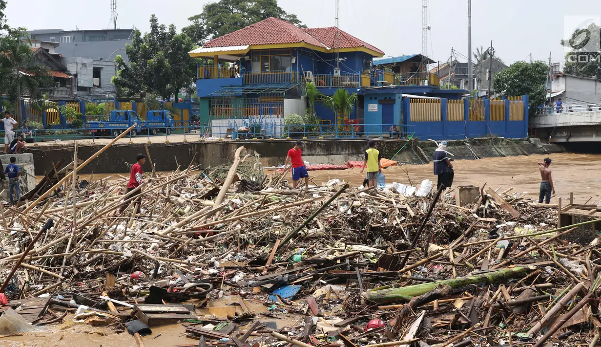 Sampah yang didominasi potongan bambu dan botol plastik menumpuk di Pintu Air Manggarai, Jakarta, Jumat (26/4). Sampah ini terbawa arus sungai Ciliwung akibat curah hujan yang tinggi di kawasan Bogor dan sekitarnya, Kamis (25/4). (Liputan6.com/Helmi Fithriansyah)