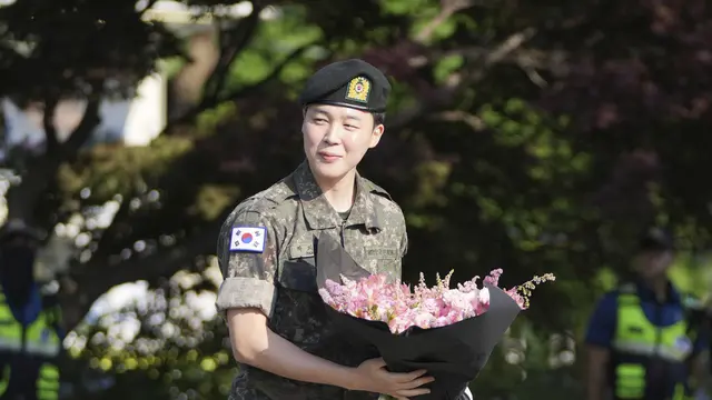 Jimin BTS menuntaskan wamil. (AP Photo/Lee Jin-man)