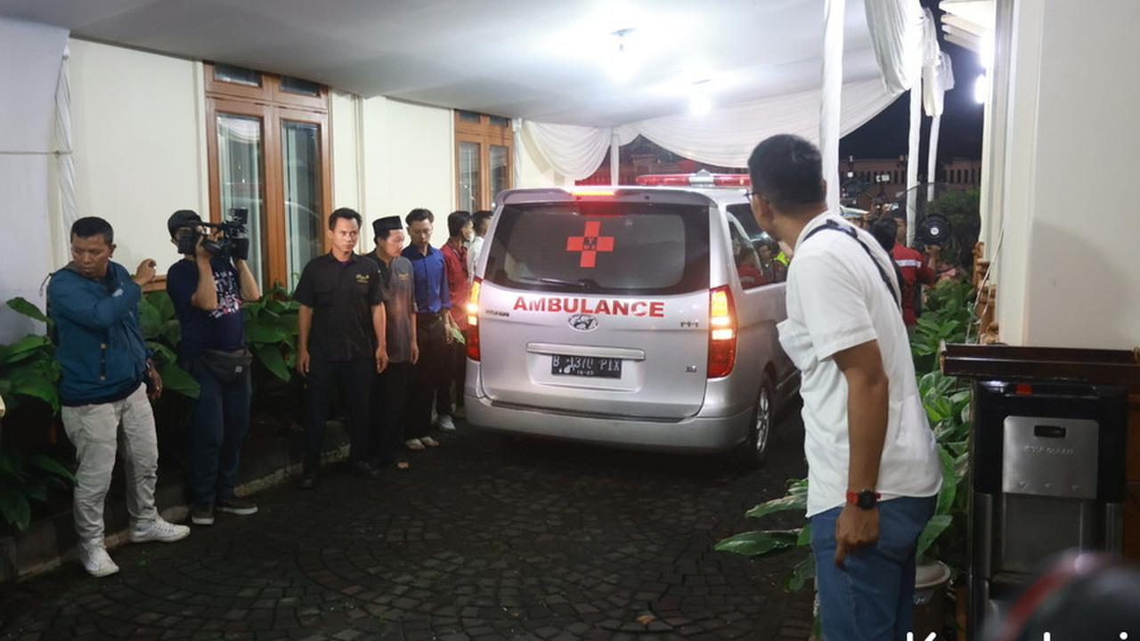 Potret Kedatangan Jenazah Mendiang Titiek Puspa di Rumah Duka, Disambut Isak Tangis Keluarga