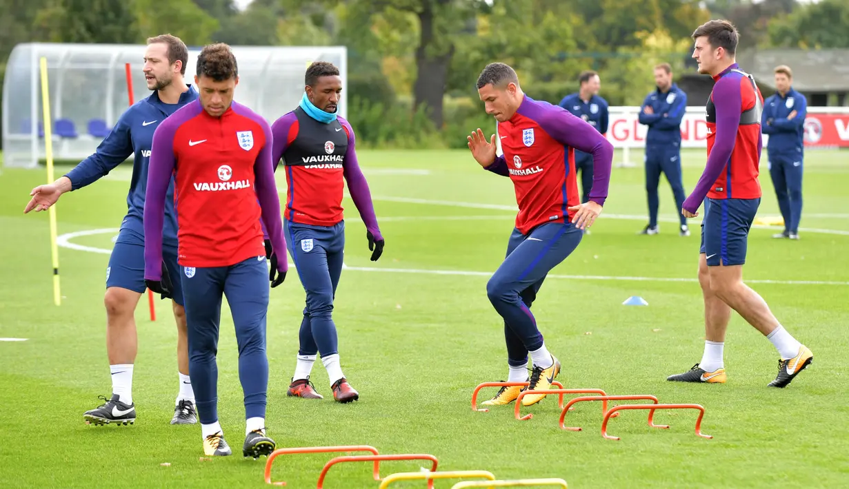 Para pemain Inggris saat berlatih jelang melawan Slovenia pada kualifikasi Piala Dunia 2018 di Tottenham Hotspur Training Ground, Enfield, (4/10/2017). Jika menang Inggris dipastikan lolos ke putaran final Piala Dunia 2018.  (AFP/Olly Greenwood)