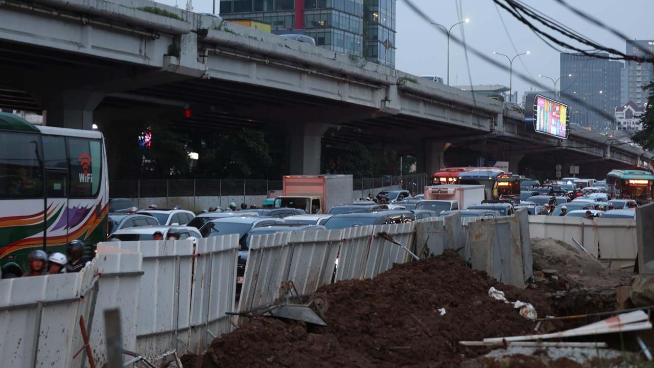 FOTO: Macet Horor di TB Simatupang, Gubernur DKI Ultimatum Proyek Galian Rampung Oktober