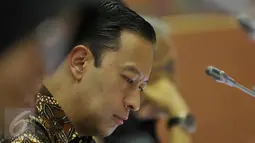 Menteri Perdagangan,Thomas Trikasih Lembong mengikuti Raker dengan Komisi VI DPR di Kompleks Parlemen,Jakarta, (3/2). Lembong menyebut program revitalisasi sangat penting agar pasar tradisional bisa bersaing dengan pasar modern. (Liputan6.com/JohanTallo)