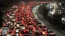 Kendaraan terjebak kemacetan di Jalan Jenderal Sudirman, Jakarta, Selasa (30/8). Penerapan sistem ganjil-genap telah diberlakukan hari ini. (Liputan6.com/Immanuel Antonius)
