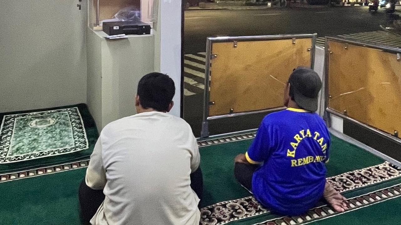 Bagikan Pengalaman Beribadah di Mobil Musholla, Unggahan Warganet Ini Curi Perhatian