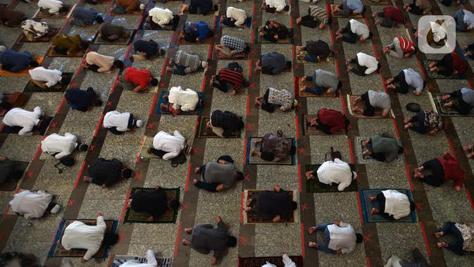 Jemaah melaksanakan ibadah salat Jumat di Masjid Agung At-Tin, Jakarta, Jumat (5/6/2020). Sejumlah masjid di Jakarta menggelar salat Jumat karena sudah memasuki masa PSBB transisi menuju new normal. (merdeka.com/Imam Buhori)