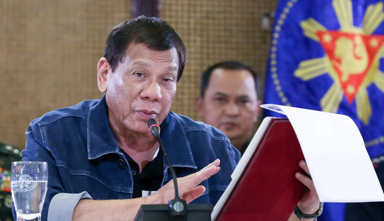 Presiden Filipina Rodrigo Duterte (tengah) menyampaikan pidato di Istana Presiden Malacanang, Manila, Kamis (12/3/2020). Duterte mengumumkan lockdown untuk Kota Manila demi mencegah penyebaran virus corona COVID-19. (Richard Madelo/Malacanang Presidential Photographers Division via AP)