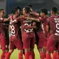 Sejumlah pemain Persis merayakan gol kedua timnya laga pembuka Liga 2 2021/2022 antara Persis Solo melawan PSG Pati di Stadion Manahan, Solo, Minggu (26/09/2021) malam WIB. Persis Solo menang 2-0. (Bola.com/Vincentius Atmaja)