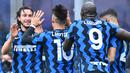 Bek Inter Milan, Matteo Darmian (kiri) melakukan selebrasi bersama rekan setim usai mencetak gol ke gawang Cagliari dalam laga lanjutan Liga Italia 2020/2021 pekan ke-30 di San Siro Stadium, Milan, Minggu (11/4/2021). Inter Milan menang 1-0 atas Cagliari. (AFP/Alberto Pizzoli)