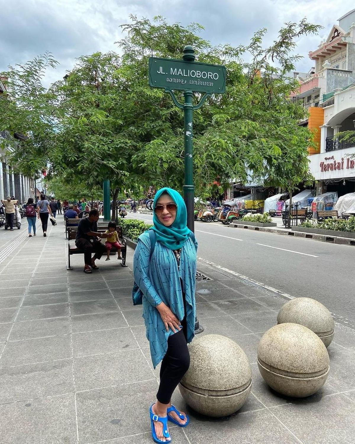 Selama masa perawatan, Dina menghadapi berbagai komplikasi, termasuk gangguan pada sistem pencernaan yang menyebabkan rasa sakit berkala. Teman dekatnya, Dewi Irawan, juga mengungkapkan bahwa Dina sempat menjalani transfusi darah untuk meningkatkan kadar 
