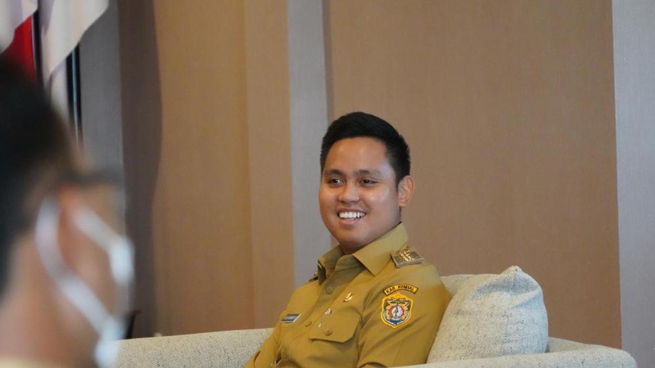 Bupati Kendal Dico Ganinduto