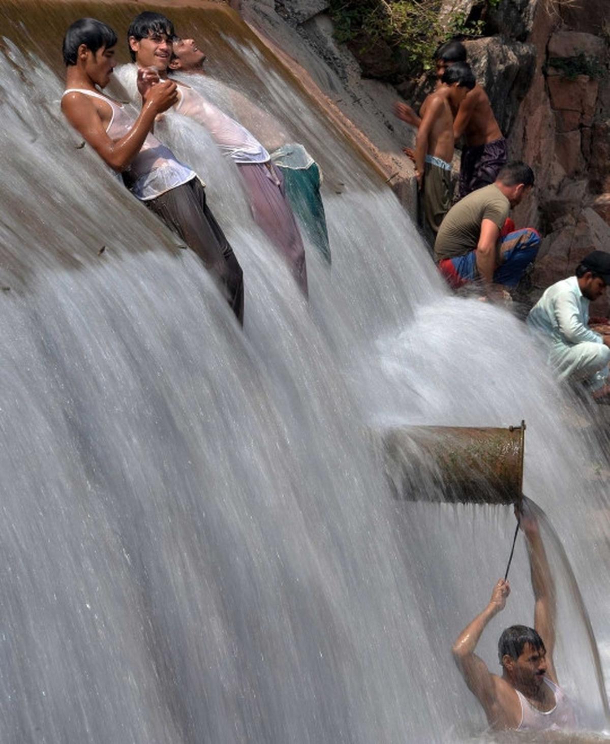 Akibat gelombang panas, banyak warga Pakistan "tidur" di sungai