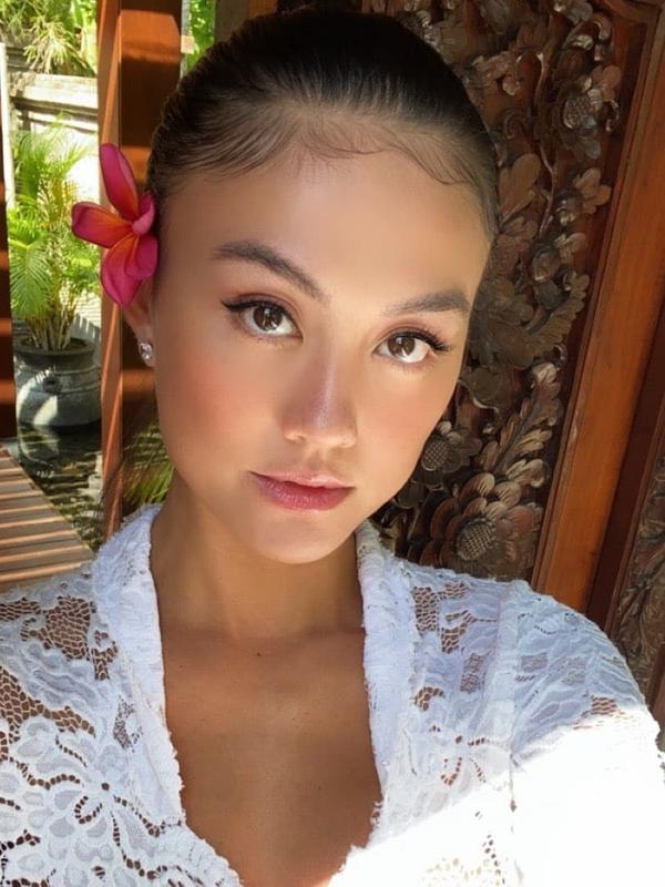 Potret Agnez Mo Pakai Kebaya Tradisional Bali (sumber: instagram/agnezmo)