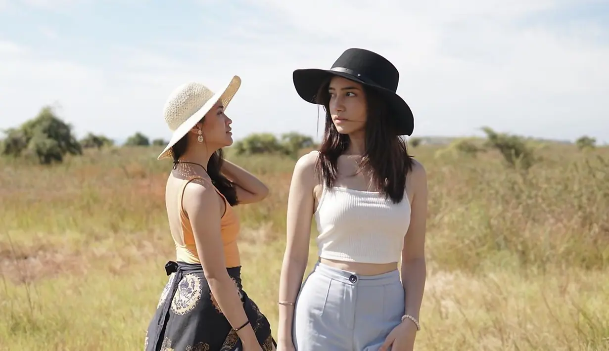 Dalam kesibukannya bermain akting, Dannia Salsabilla kerap unggah momen liburannya dalam media sosial Instagram. Dalam liburannya tersebut, ia pun kerap jalan-jalan bersama dengan selebriti lainnya seperti Elina Joerg, dan Agatha Valerie. (Liputan6.com/IG/@danniasalsabilla)