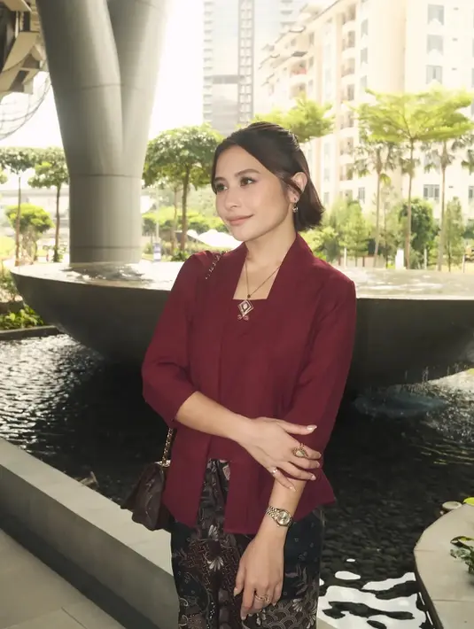 Padanan kain batik bernuansa cokelat menjadi pilihan yang tepat untuk menyeimbangkan tampilan.   [@prillylatuconsina96].