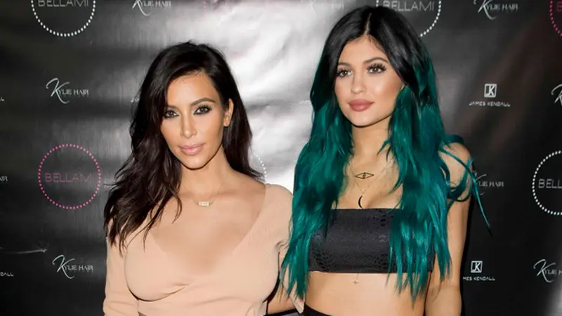 Kylie Jenner Vs Kim Kardashian, Lebih Seksi Mana?