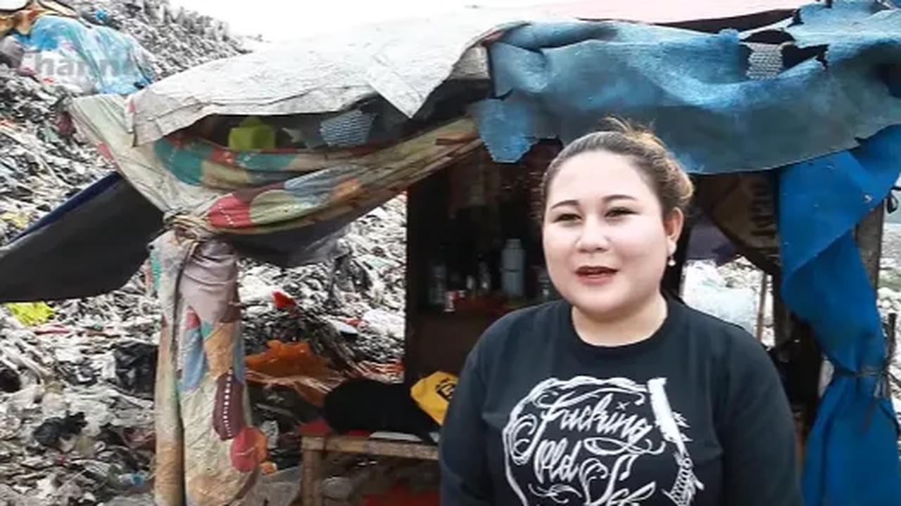 Meski sering utang terlebih dahulu dan baru dibayar bila ada uang, omzet pemasukan Yulianti cukup banyak.