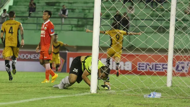 Pemain Mitra Kukar Patrick Dos Santos mencetak gol ke gawang Persija Jakarta 