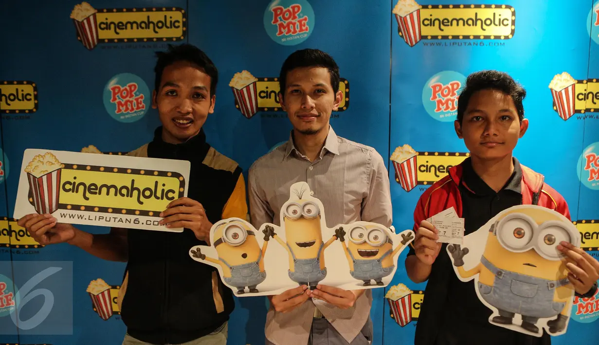 Sejumlah penonton berpose di fotobooth jelang nonton bareng Minions yang diselenggarakan oleh CinemaHolic di Blitz Megaplex, Jakarta, Minggu (28/6/2015). (Liputan6.com/Faizal Fanani)
