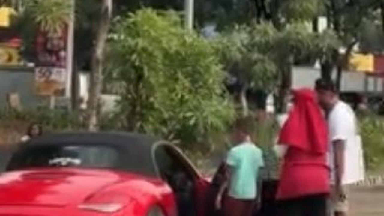 Izinkan Anak Kecil Masuk Mobil Mewahnya, Aksi Pria Ini Tuai Pujian Warganet
