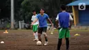 Mantan pesepakbola Nasional, Ricky Yakobi membawa bola saat melatih di salah satu lapangan di Jakarta.   Striker legendaris Timnas Indonesia Ricky Yacobi meninggal dunia pada Sabtu (21/11/2020) pagi WIB. (Liputan6.com/Helmi Fithriansyah)