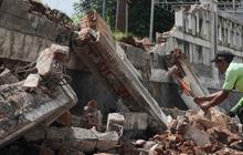 FOTO: Perbaikan Tembok Roboh di TPU Jeruk Purut