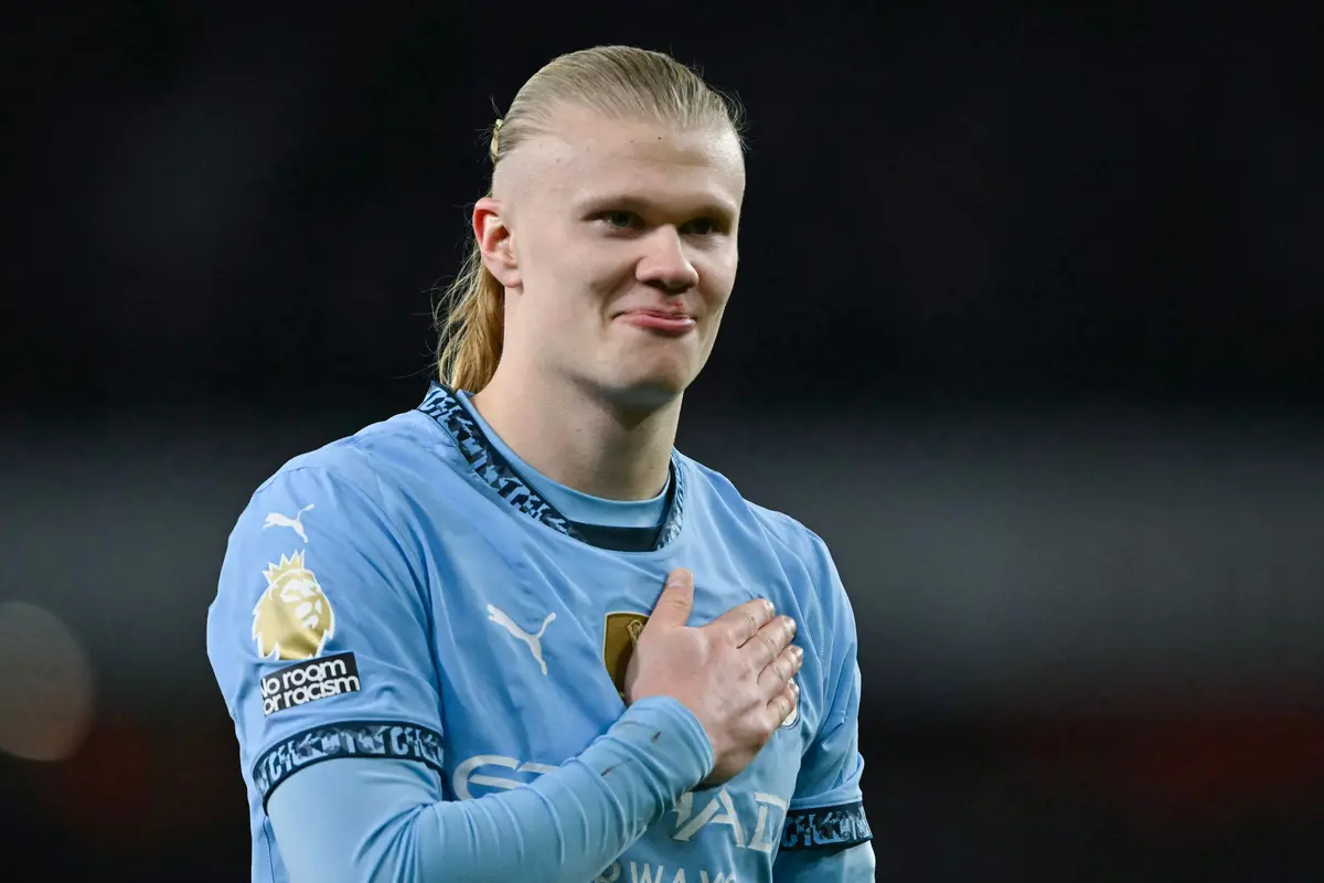Foto: Momen Erling Haaland Balas Ejekan Fans Arsenal, Sambil Tersenyum Pamer Badge Trofi Premier League