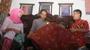 Jokowi sedang melihat sekaligus mengecek kualitas kain batik yang akan dibelinya, Cirebon, Jawa Barat , Rabu (18/6/2014) (Liputan6.com/Herman Zakharia).