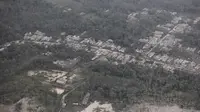 Sebuah desa tertutup abu letusan Gunung Semeru di Kabupaten Lumajang, Provinsi Jawa Timur, Minggu (5/12/2021). Badan Nasional Penanggulangan Bencana (BNPB) menyatakan, korban meninggal akibat Gunung Semeru meletus mencapai 13 orang. Sementara 41 orang yang mengalami luka-luka. (AP Photo/Trisnadi)